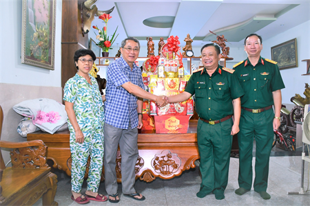 Thiếu tướng Trần Chí Tâm chúc Tết các cơ quan, đơn vị và gia đình nguyên lãnh đạo Cục Chính trị Quân khu