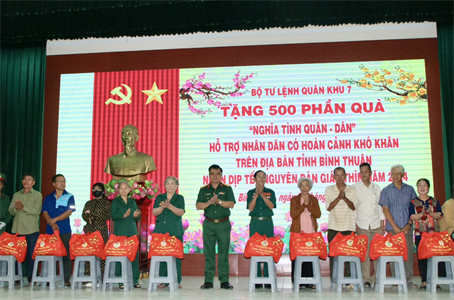 Quân khu 7 tặng quà “Nghĩa tình quân - dân” cho người dân khó khăn tỉnh Bình Thuận