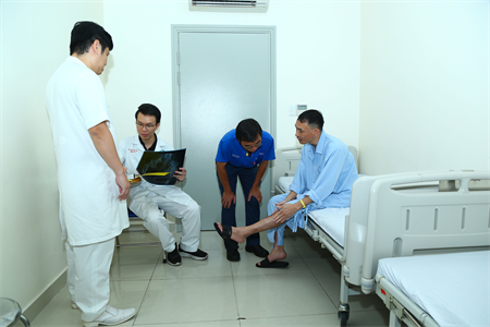 Bệnh viện Quân y 175 phối hợp phẫu thuật khớp háng miễn phí cho bệnh nhân có hoàn cảnh khó khăn