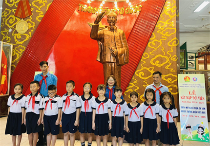 Trường Tiểu học Trần Văn Ơn tham quan và tổ chức kết nạp Đội tại Bảo tàng Quân Khu 7