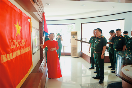 Đoàn cán bộ, giảng viên, học viên Học viện Quốc phòng học tập, nghiên cứu thực tế tại tỉnh Long An.