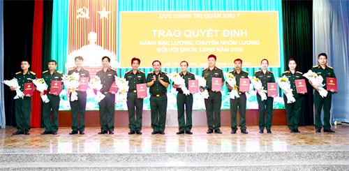 Cục Chính trị Quân khu trao quyết định nâng bậc lương, thăng quân hàm, điều động quân nhân chuyên nghiệp