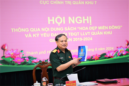 Thông qua nội dung sách “Hoa đẹp miền Đông” và Kỷ yếu Đại hội Thi đua Quyết thắng LLVT Quân khu