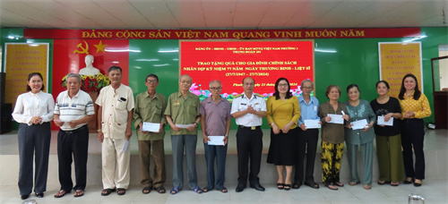 Trung đoàn 251, Vùng 2 Hải quân thăm, tặng quà gia đình chính sách