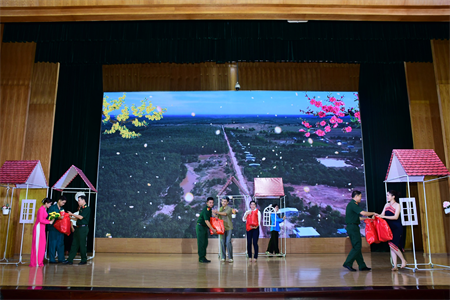 Trung tướng Nguyễn Trường Thắng, Tư lệnh Quân khu động viên các đội tham gia Hội thi “Dân vận khéo”