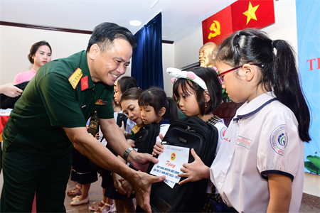 Học bổng Nguyễn Đức Cảnh – Tiếp sức tinh thần hiếu học