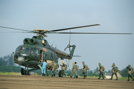 Các đơn vị Đặc công, Trinh sát đặc nhiệm của Quân khu thực hành nhảy dù huấn luyện.