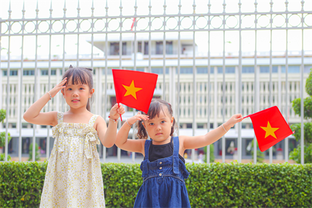 Sắc cờ đỏ sao vàng Tổ quốc tung bay ở thành phố mang tên Bác