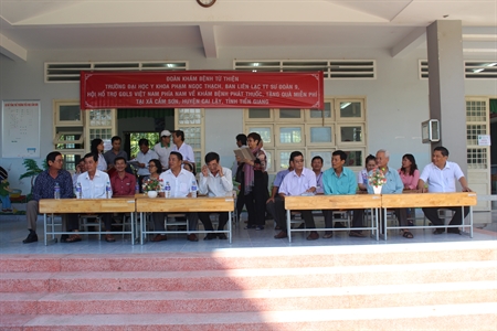 Hội hỗ trợ gia đình Liệt sĩ Việt Nam phía Nam tổ chức khám bệnh, tặng quà tại huyện Cai Lậy, tỉnh Tiền Giang.