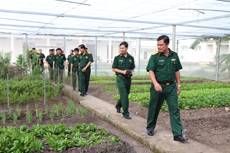 Khối thi đua 4 Cơ quan Quân khu tổ chức tham quan, học tập mô hình tiêu biểu.