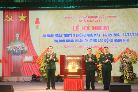 Nhà máy Z114 đón Huân chương Lao động hạng Nhì nhân dịp kỷ niệm 30 năm Ngày truyền thống