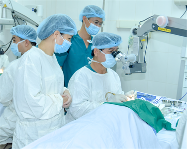 Bệnh viện Quân y 175 phối hợp phẫu thuật mắt miễn phí cho người dân tại tỉnh Bình Phước