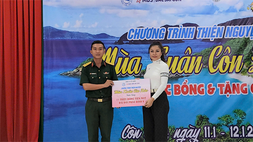 Chăm sóc sức khỏe và tặng quà Tết cho quân dân huyện Côn Đảo