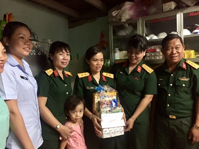 Hội phụ nữ cơ sở Bộ Tư lệnh thành phố Hồ Chí Minh: thăm, tặng quà trẻ em bị bệnh hiểm nghèo