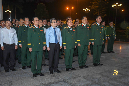 Bộ Tư lệnh Quân khu dâng hương tưởng niệm Chủ tịch Hồ Chí Minh