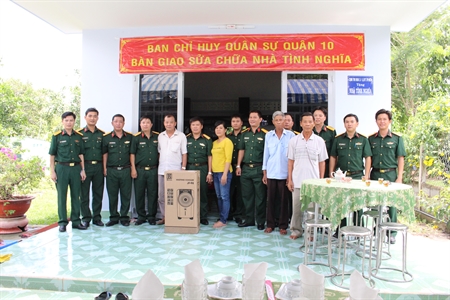 Ban CHQS quận 10 (BTLTPHCM): Bàn giao nhà tình nghĩa
