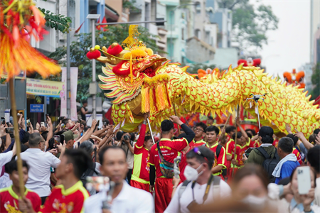 Hơn 1.500 người diễu hành mừng Tết Nguyên tiêu ở TPHCM