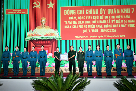 Chính ủy Quân khu thăm, động viên Khối nữ du kích miền Nam huấn luyện diễu binh, diễu hành