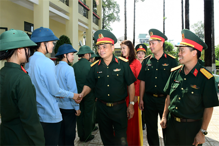 Thủ trưởng Cục Chính trị Quân khu thăm, động viên nữ chiến sĩ mới và Khối nữ chiến sĩ biệt động