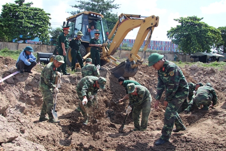 Đơn vị tìm kiếm, quy tập hài cốt liệt sĩ (mộ tập thể) tại sân bay Tân Sơn Nhất phát hiện một số mẫu vật nghi ngờ nơi chôn lấp liệt sĩ.
