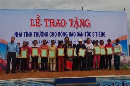 Hiệu quả kinh tế kết hợp quốc phòng
Bài 2: Giữ vững thế trận lòng dân