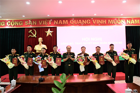 Thường vụ Đảng ủy Cục Chính trị Quân khu 7 công bố, trao quyết định nhân sự cán bộ