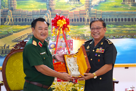 Bộ Tư lệnh Quân khu 7 thăm, chúc Tết Bộ Tư lệnh Quân khu 4, Quân đội Hoàng gia Campuchia