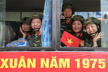 Xúc động tình cảm Nhân dân miền Nam dành cho cán bộ, chiến sĩ diễu binh, diễu hành