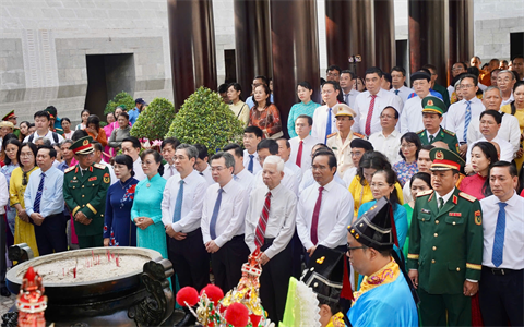 Lãnh đạo TPHCM dâng hương giỗ Tổ Hùng Vương tại Đền tưởng niệm các Vua Hùng