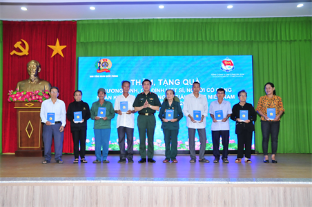 Ban Công đoàn Quốc phòng thăm, tặng quà thương binh, liệt sĩ, gia đình người có công trên địa bàn huyện Củ Chi