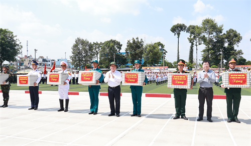 Đoàn công tác Ban Chỉ đạo Trung ương kỉ niệm các ngày lễ lớn của đất nước thăm, tặng quà các lực lượng tham gia A50