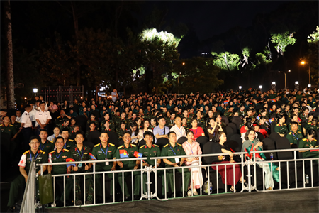 Màn hình led trước Dinh Độc Lập phục vụ Nhân dân theo dõi chương trình nghệ thuật đặc biệt Đất nước trọn niềm vui