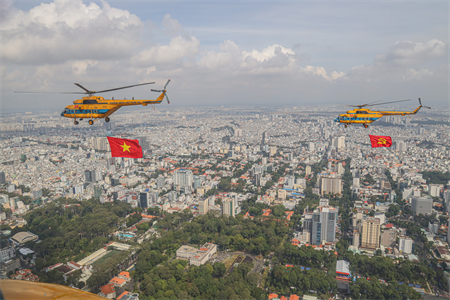 Huấn luyện trực thăng bay thả cờ trên bầu trời thành phố mang tên Bác