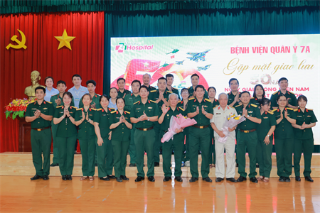 Bệnh viện Quân y 7A gặp mặt, giao lưu với kíp xe tăng số hiệu 390 tiến vào Dinh Độc Lập trưa ngày 30/4/1975