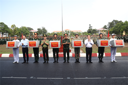 Đồng chí Nguyễn Trọng Nghĩa động viên cán bộ, chiến sĩ tham gia diễu binh, diễu hành tại Sư đoàn 309 và Trung đoàn Cảnh sát Cơ động Đông Nam Bộ