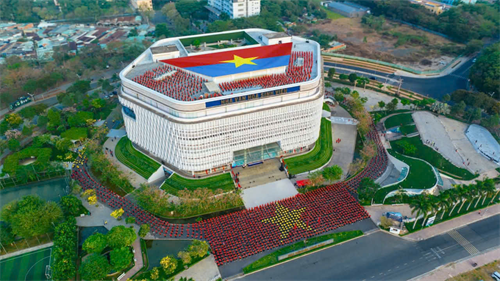 Thành phố Hồ Chí Minh rạng rỡ, rộn ràng khí thế tháng Tư