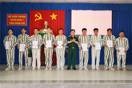 Quân khu 7 trao quyết định của Chủ tịch nước về đặc xá năm 2025