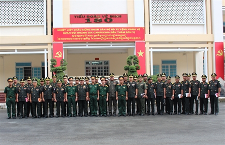 Bộ Tư lệnh cảnh vệ Quân đội Hoàng gia Campuchia trao đổi, học tập tại Quân khu 7