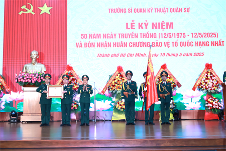 Trường Sĩ quan Kỹ thuật quân sự đón nhận Huân chương Bảo vệ Tổ quốc hạng Nhất