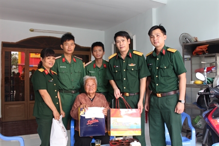 Trung đoàn Vận tải 657 thăm, tặng quà mẹ Việt Nam Anh hùng