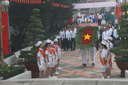 Quận 3, Thành phố Hồ Chí Minh dâng hương tại Đài liệt sĩ