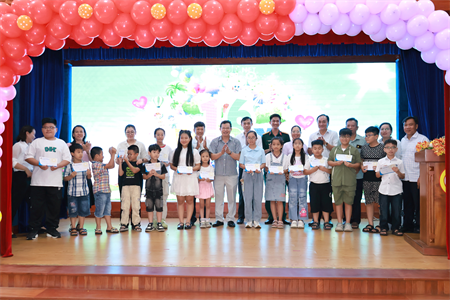 Công ty Đông Hải gặp mặt và tuyên dương thiếu nhi nhân Ngày Quốc tế Thiếu nhi