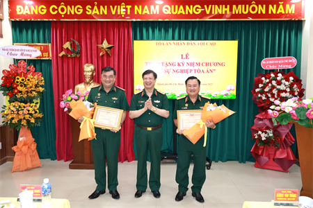 Lễ trao kỷ niệm chương Vì sự nghiệp Tòa án