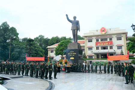 Đoàn đại biểu Quân khu 7 dâng hoa, dâng hương tưởng niệm Chủ tịch Hồ Chí Minh