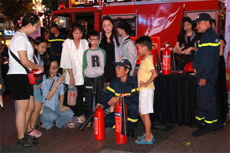 Đông đảo người tham gia sự kiện "Vinh quang Công an nhân dân Việt Nam"