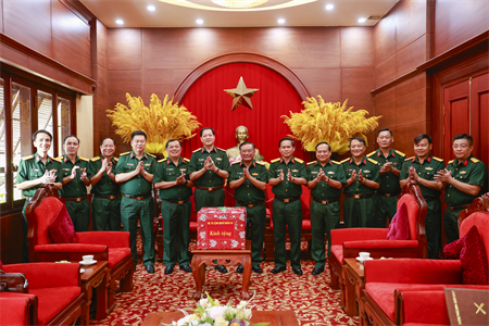 Tư lệnh Quân đoàn 34 thăm, làm việc với Quân khu 7