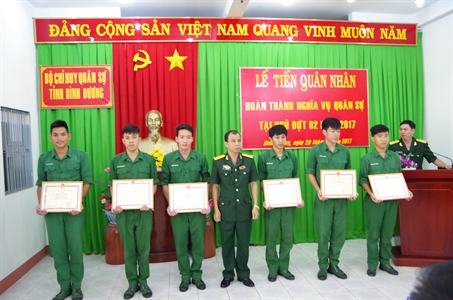Bộ CHQS tỉnh Bình Dương: Khen thưởng và tiễn quân nhân hoàn thành nhiệm vụ trở về địa phương