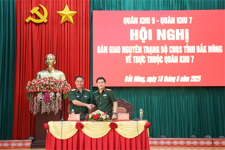 Bàn giao nguyên trạng Bộ CHQS tỉnh Đắk Nông về trực thuộc Quân khu 7