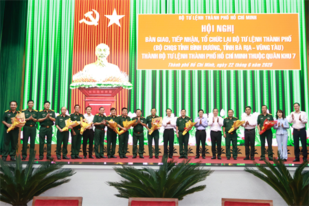 Bàn giao, tiếp nhận, tổ chức lại Bộ Tư lệnh TPHCM