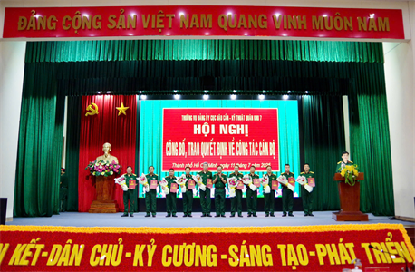Thường vụ Đảng ủy Cục Hậu cần - Kỹ thuật trao quyết định về công tác cán bộ